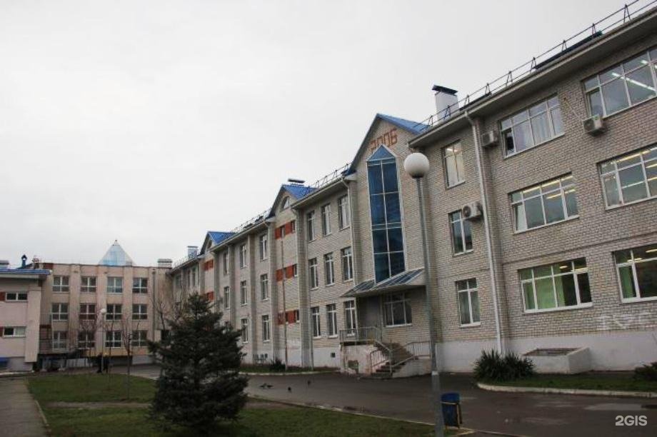 Школьный двор.