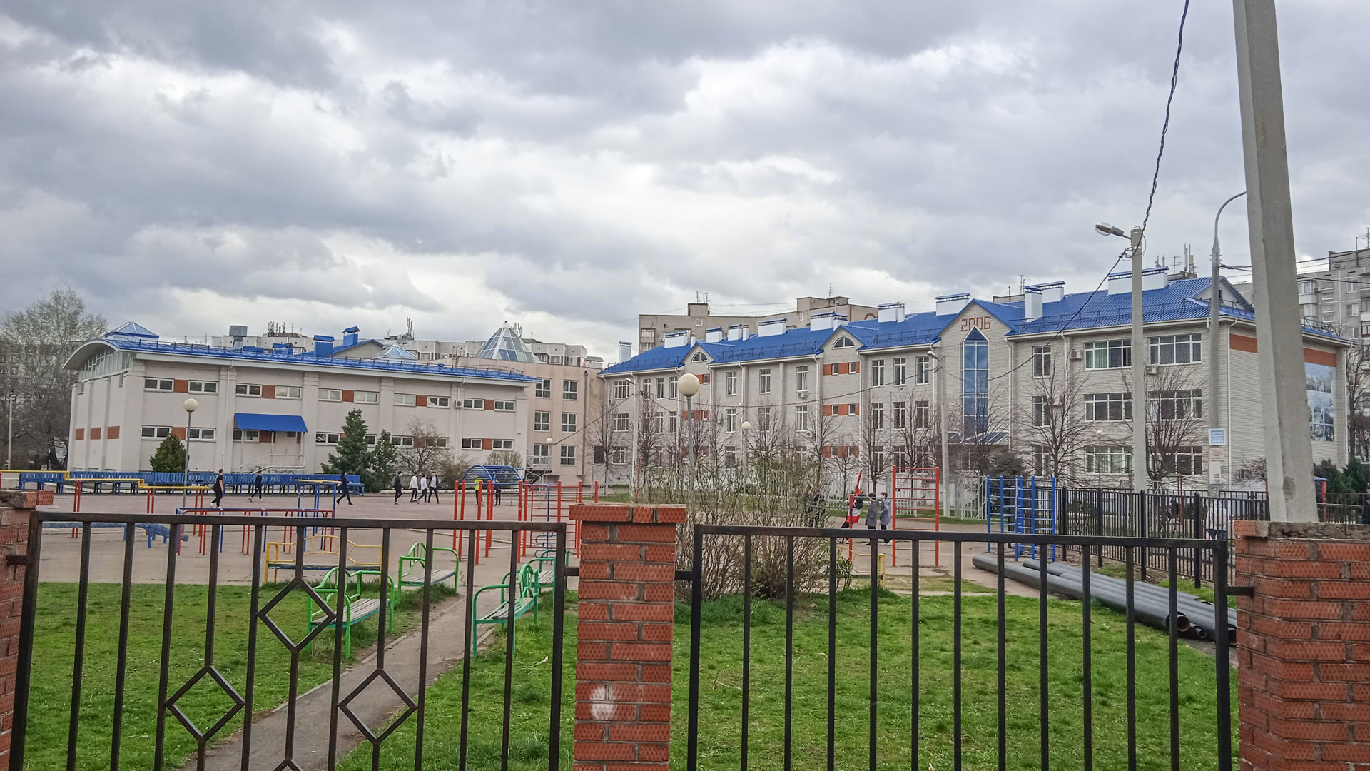 Школьный двор.